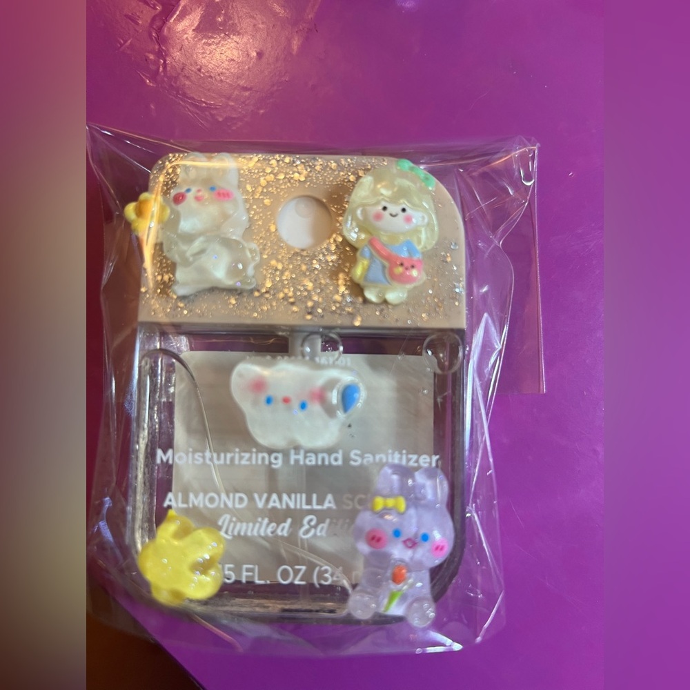 2/Moisturizing Hand Sanitizer with Cute Character Design - Gold